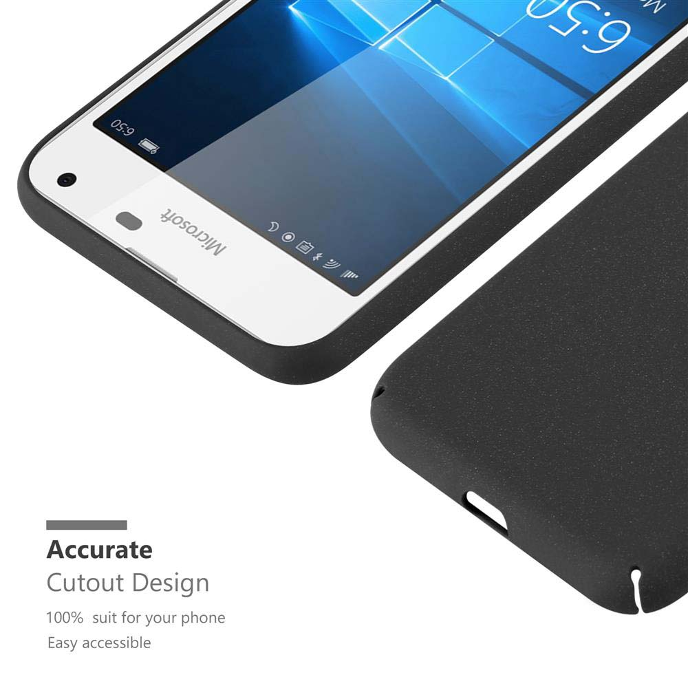 Primo piano di un telefono e di una custodia nera. Testo: Design preciso del ritaglio.