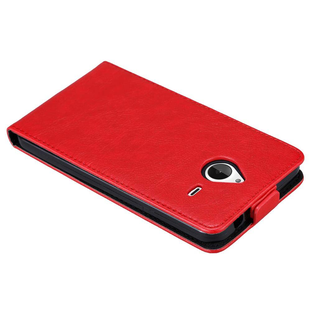Custodia rossa per telefono con telefono all'interno. Ha un foro per la fotocamera e un'aletta.