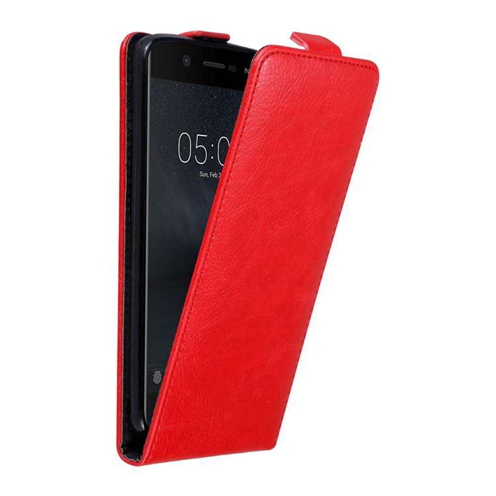 Viene mostrata una custodia per telefono rossa con un telefono all'interno. Lo schermo del telefono è visibile. Lo sfondo è bianco.