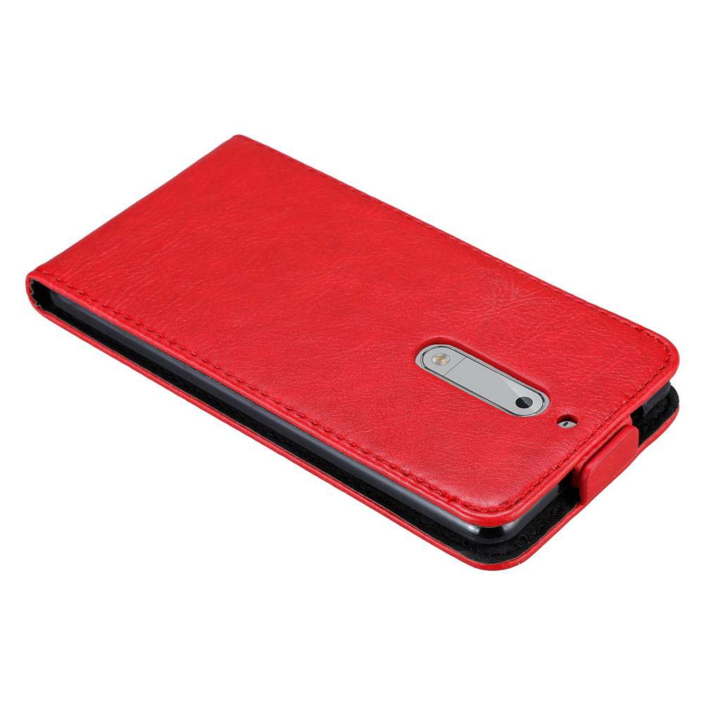 Custodia per telefono rossa, aperta, con telefono all'interno. La custodia è in pelle rossa.