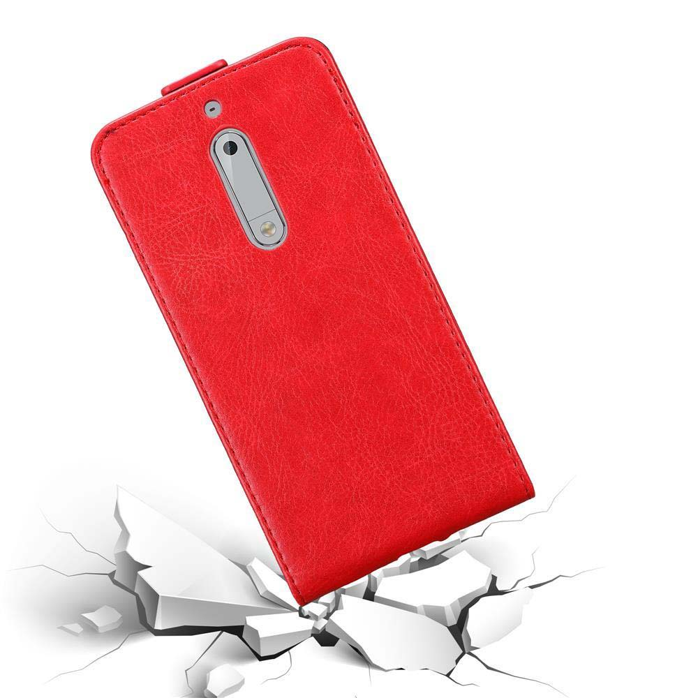 Una custodia per telefono rossa viene mostrata mentre cade su una superficie che si rompe.