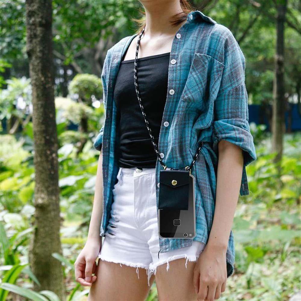 Una donna con camicia a quadri blu e pantaloncini bianchi indossa una custodia con cordino nero.
