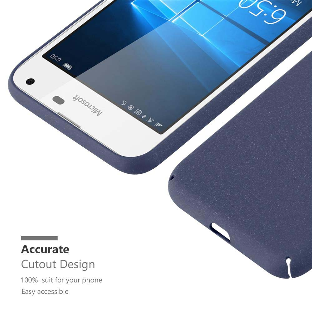 Un telefono in una custodia blu, che mostra lo schermo del telefono e il design ritagliato.