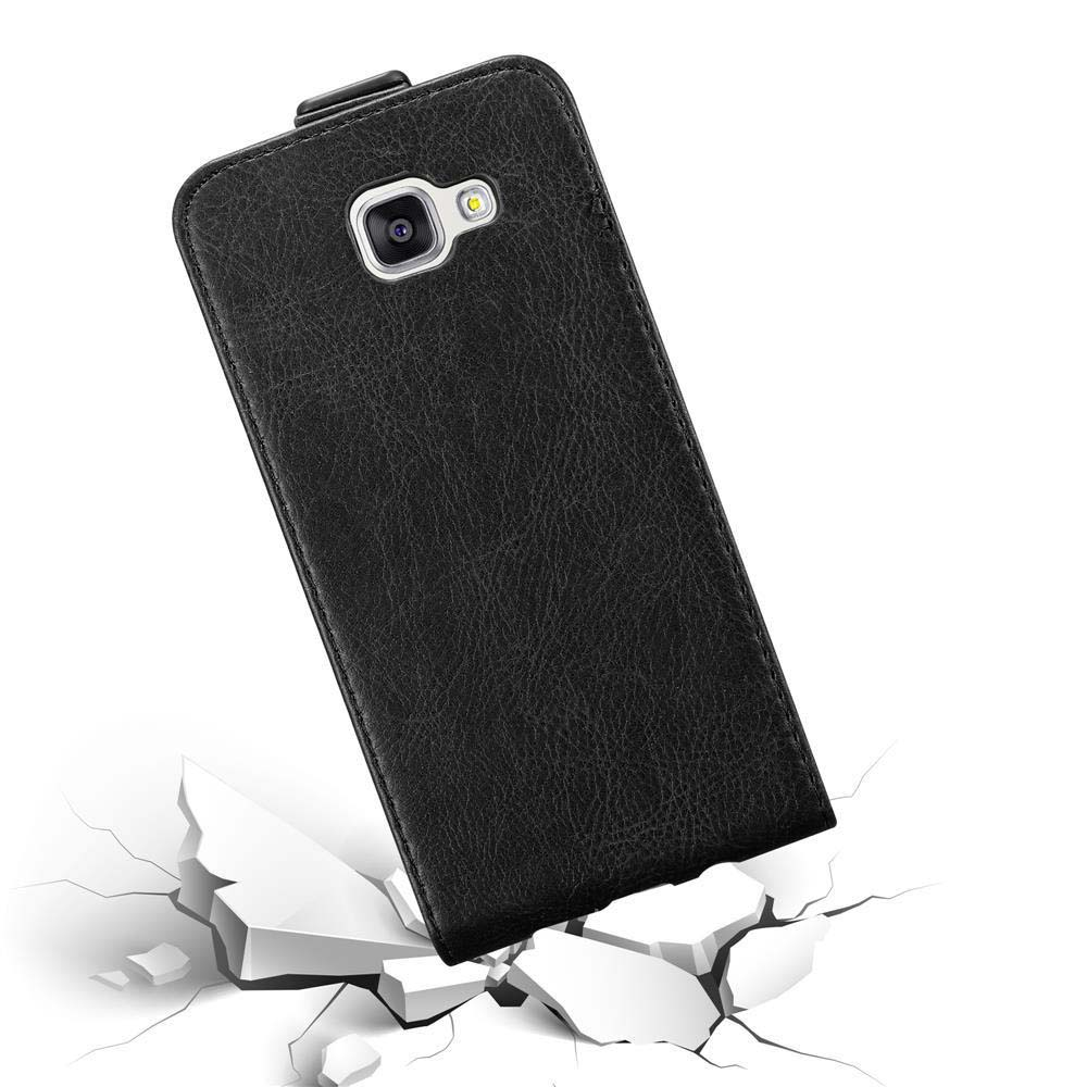Custodia nera per telefono che cade su una superficie bianca e crepata. La custodia è in pelle.