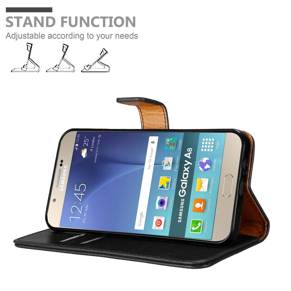 Telefono in una custodia in pelle, aperto, con funzione stand. Lo schermo mostra l'ora e il meteo.