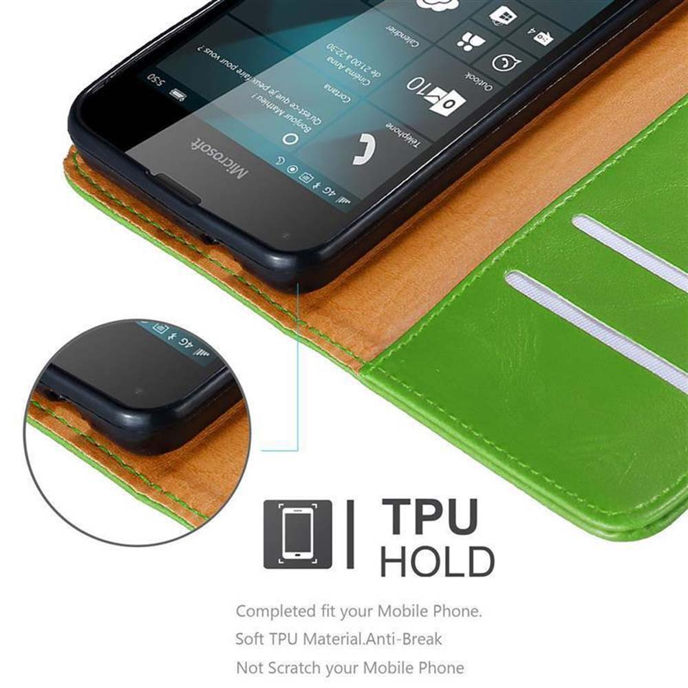 Custodia per telefono verde e marrone, aperta, che mostra lo schermo di un telefono. Lo sfondo è bianco.