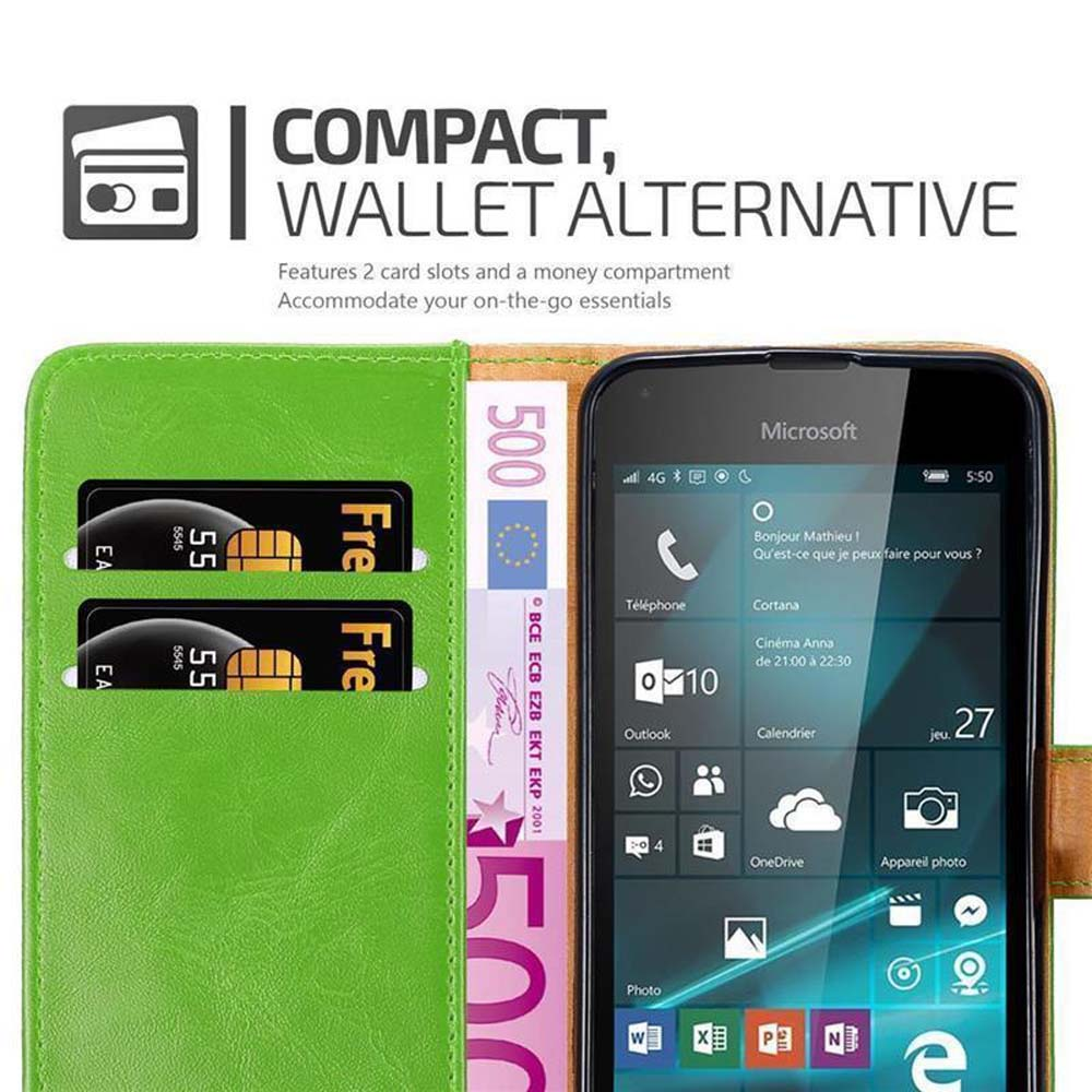 Un telefono in una custodia a portafoglio con fessure per carte e un vano per il denaro.