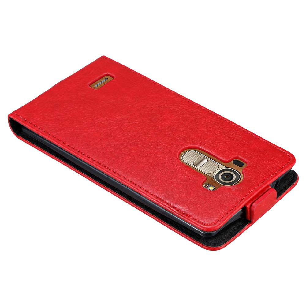 Funda de teléfono de cuero rojo, abierta. El teléfono está dentro, y la parte trasera tiene un recorte para la cámara.