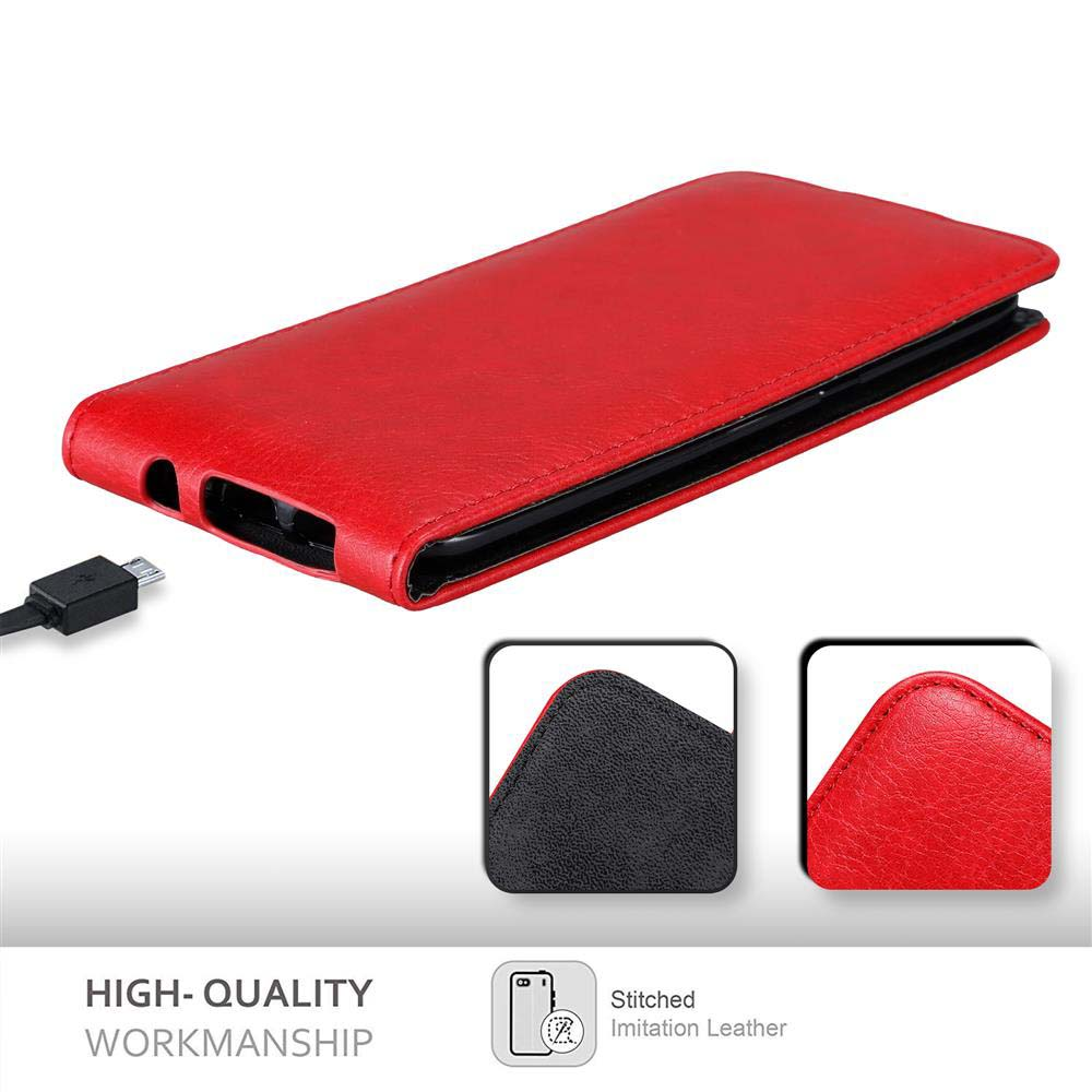 Rote Handyhülle. Ein USB-Kabel ist angeschlossen. Kleine Einsätze zeigen genähtes Leder.