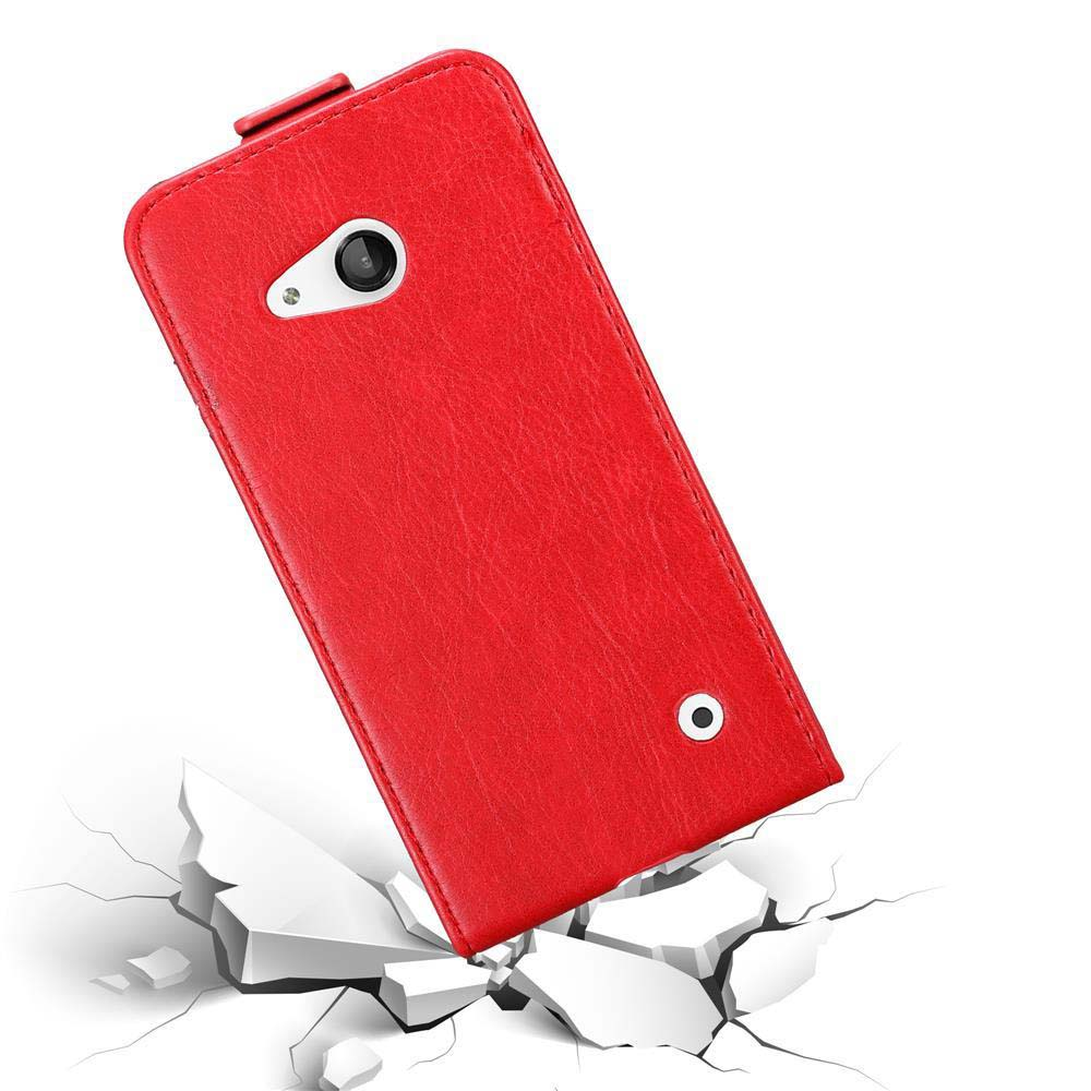 Una custodia rossa per telefono con un foro per la fotocamera, angolata, appoggiata su pezzi bianchi rotti e un cerchio.
