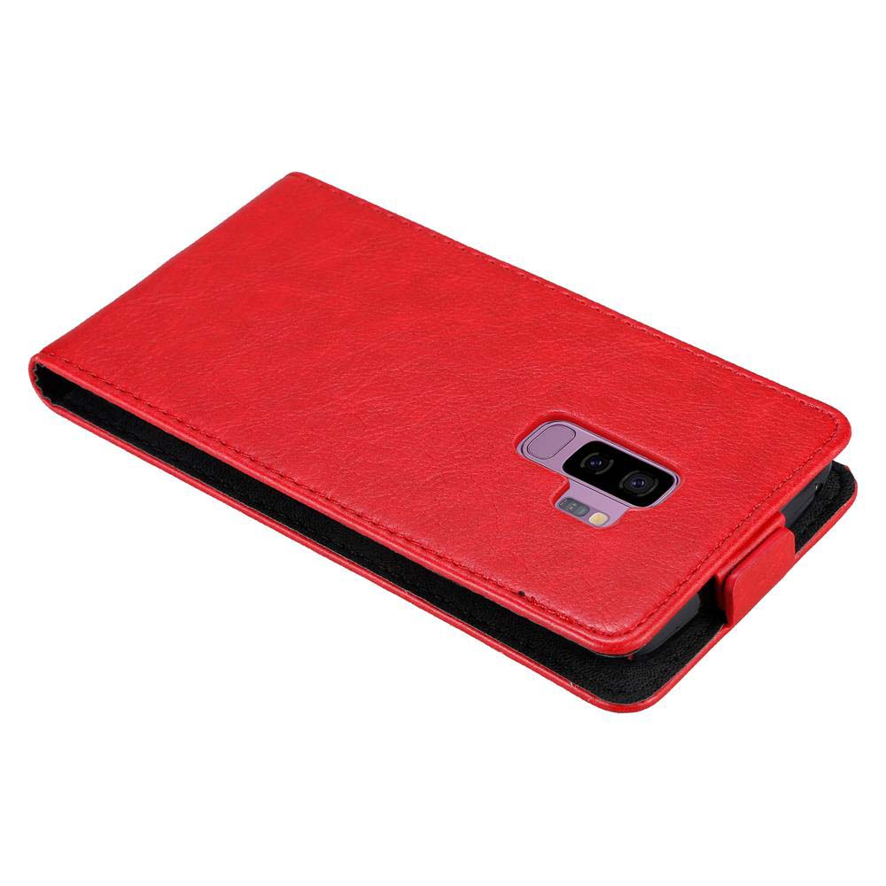 Custodia rossa per telefono. Il telefono è dentro. Con foro per fotocamera e linguetta di chiusura.