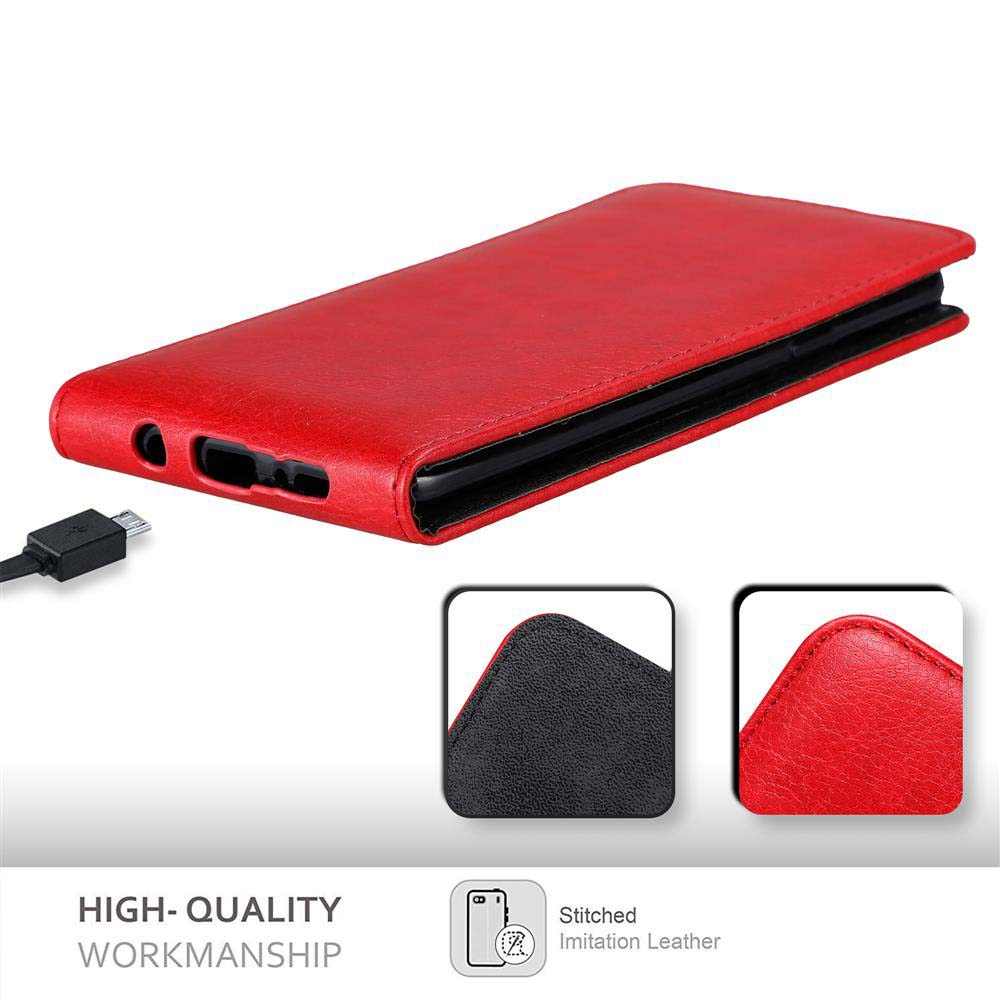 Custodia rossa per telefono con telefono all'interno, cavo di ricarica e pelle cucita. Testo: 'High-Quality Workmanship'.