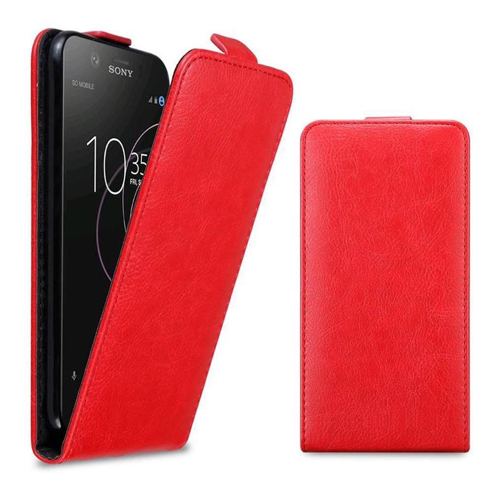 Una custodia rossa per telefono, aperta e chiusa, con un telefono all'interno. Lo schermo mostra l'ora.