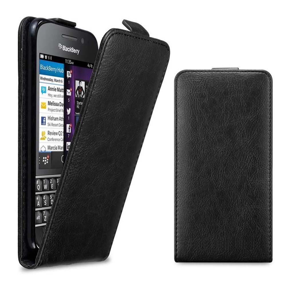 Custodia per telefono in pelle nera, aperta, con un telefono BlackBerry all'interno, che mostra lo schermo.