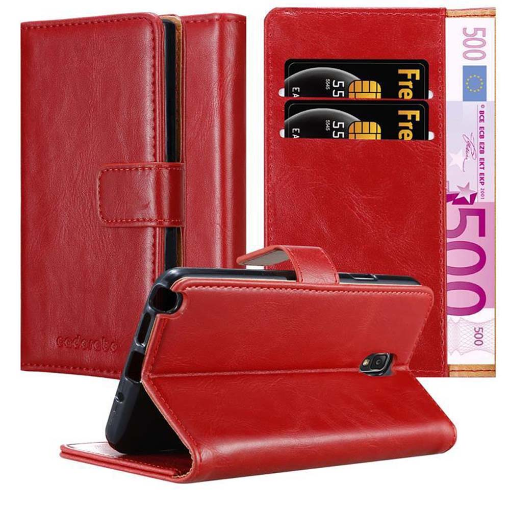 Funda de teléfono tipo cartera roja. Dos tarjetas y efectivo visibles. Fondo blanco.