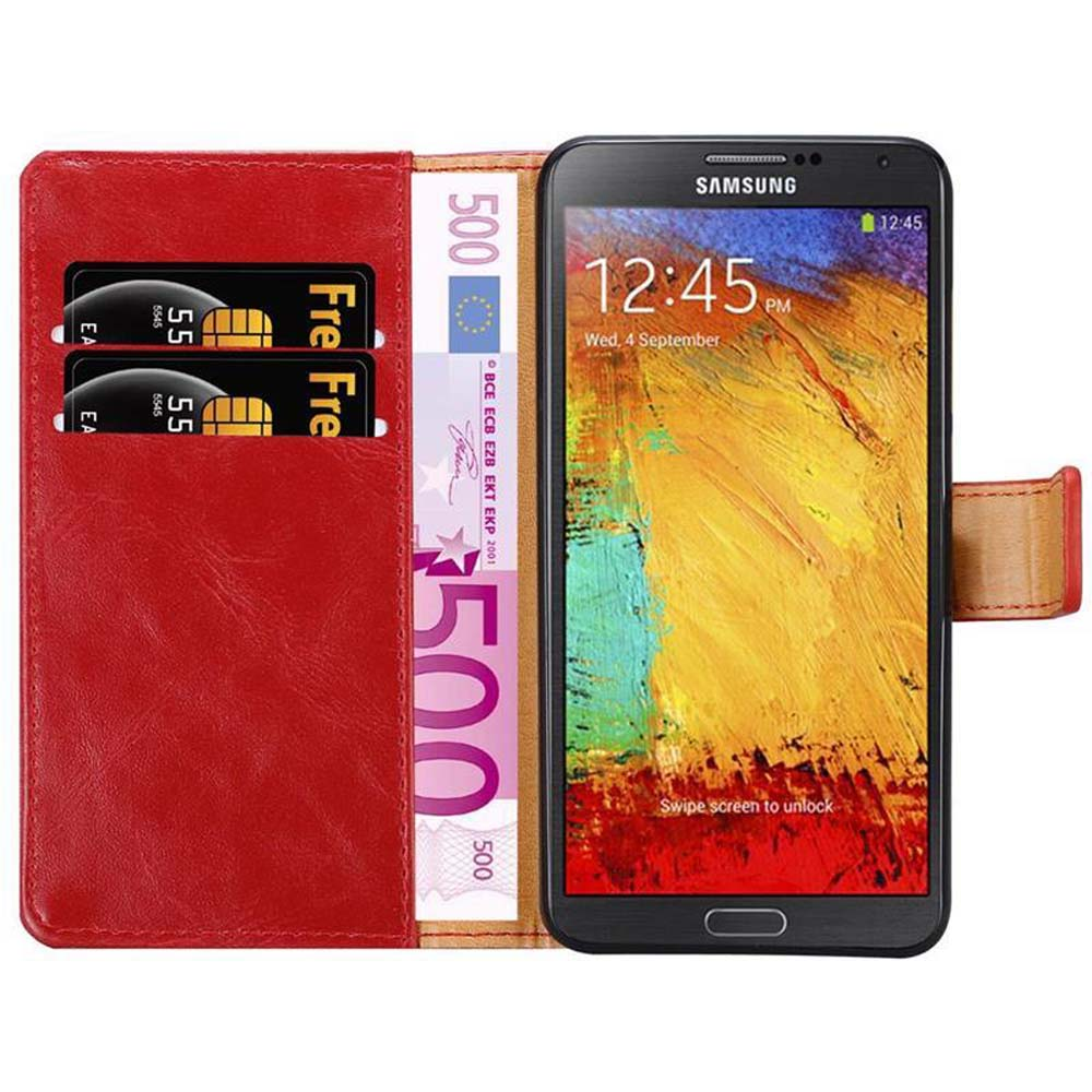 Funda roja abierta, mostrando tarjetas y dinero, con un teléfono mostrando la hora.