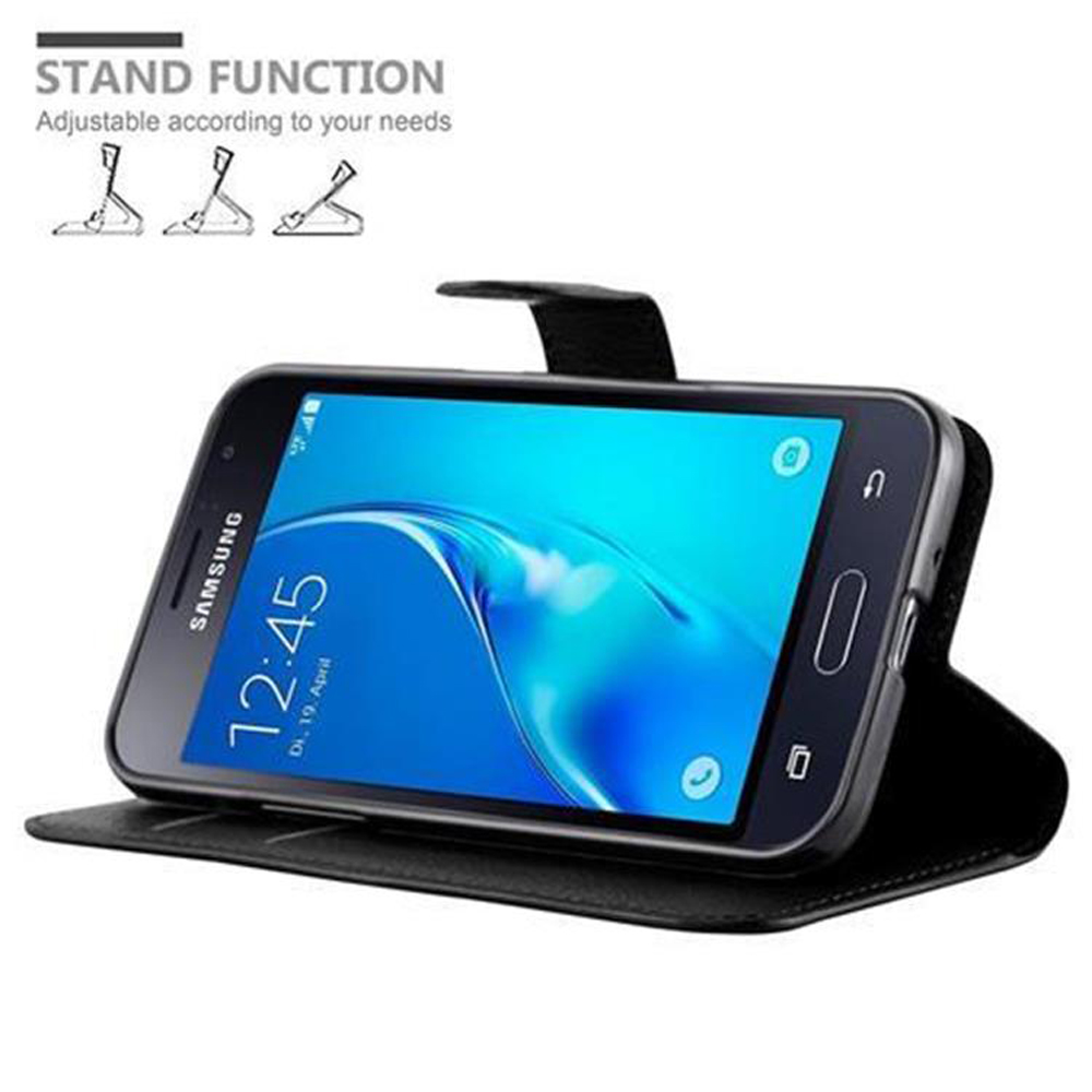 Schwarzes Telefon in einer geöffneten Brieftaschen-Hülle. Das Telefon ist angewinkelt, um einen Ständer zu zeigen.
