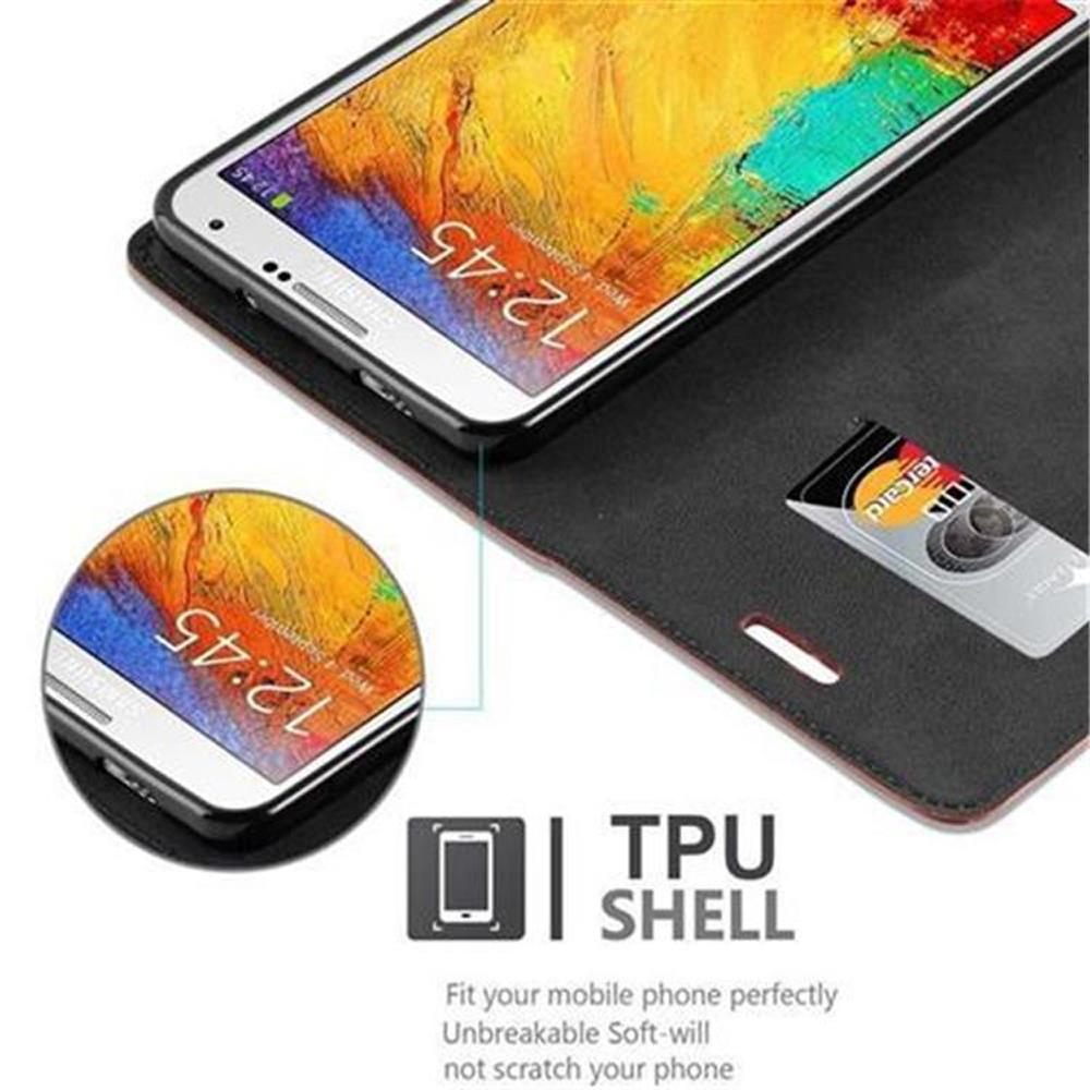 Teléfono y funda. La pantalla del teléfono muestra la hora. Una tarjeta se encuentra en la funda.