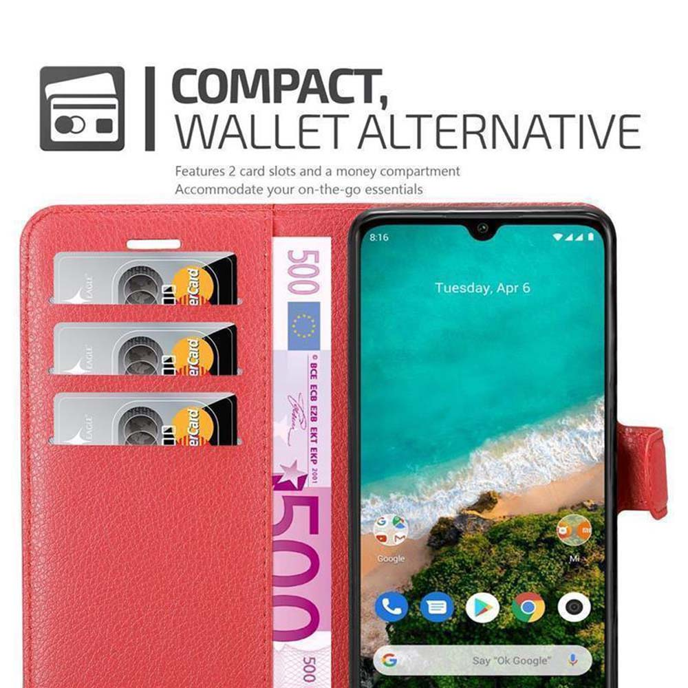 Custodia rossa con tre carte e una banconota da 500 euro. Il telefono mostra un'app.