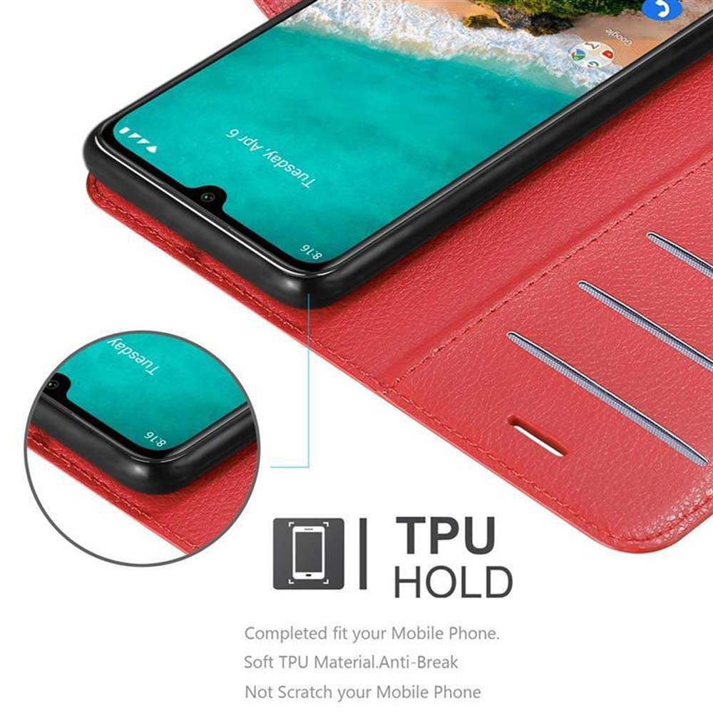 Una custodia rossa per telefono si apre per rivelare un telefono. Lo schermo mostra un calendario di martedì.