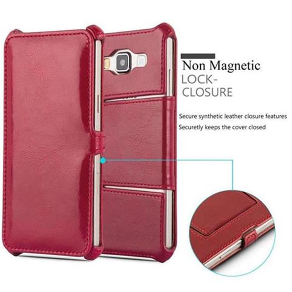 Custodia per telefono in pelle rossa, aperta. Telefono all'interno con slot per schede. Chiusura magnetica presente.