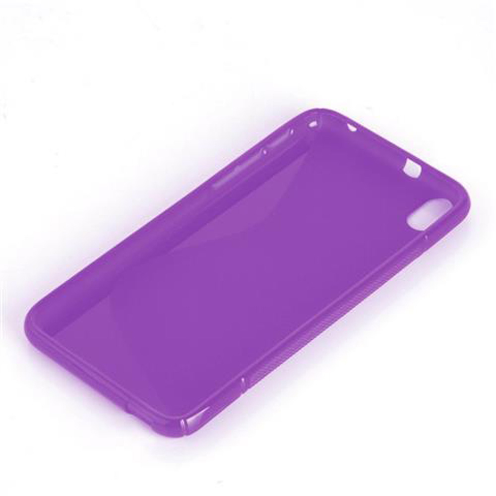 Custodia viola. Lucida e riflette la luce. È su una superficie bianca. Senza altri oggetti.