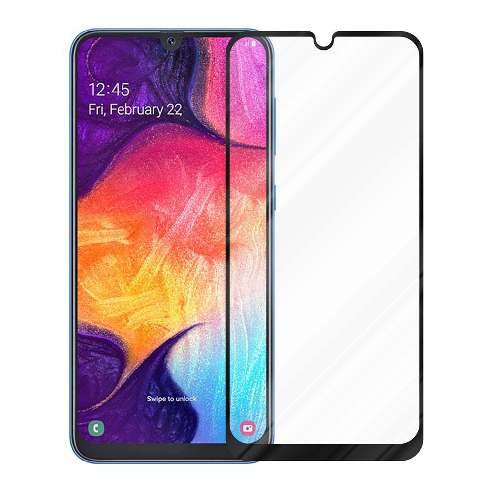 Un teléfono con un protector de pantalla aplicado. La pantalla muestra una pantalla de inicio con la fecha y hora. El protector es transparente.
