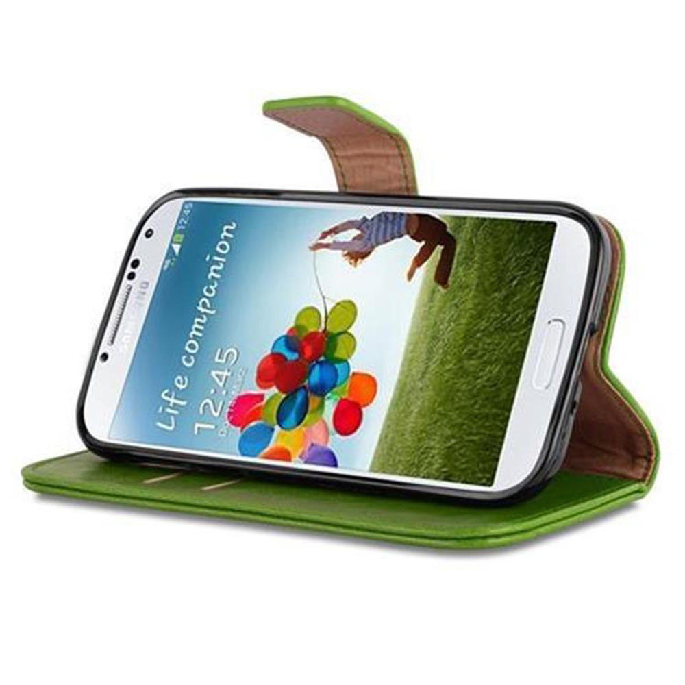 Un telefono in una custodia verde che mostra l'immagine di una persona con palloncini.