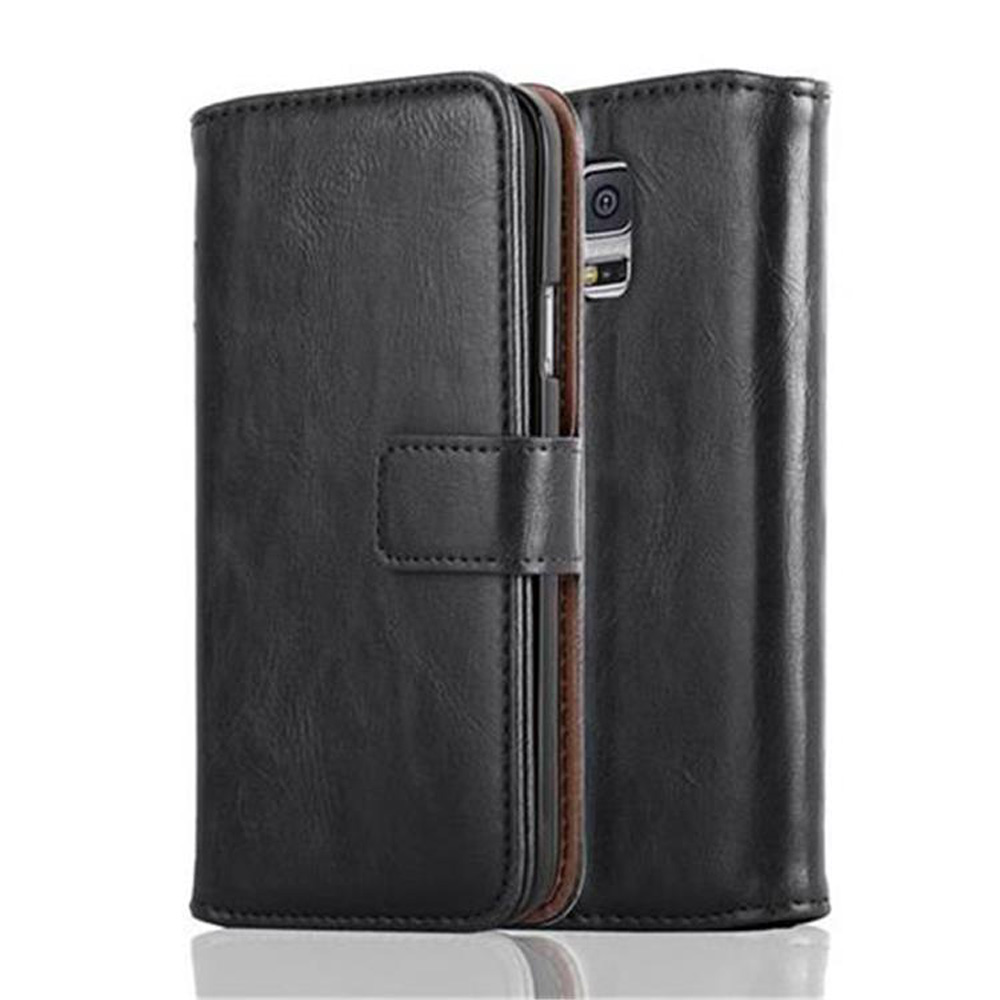 Funda de teléfono negra. La funda está cerrada. El teléfono está dentro de la funda. Fondo blanco.