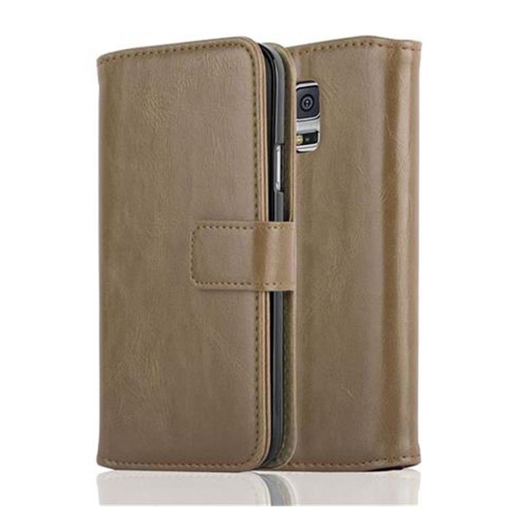 Funda de teléfono marrón, material de cuero. Teléfono en la funda. Funda cerrada. Fondo blanco.