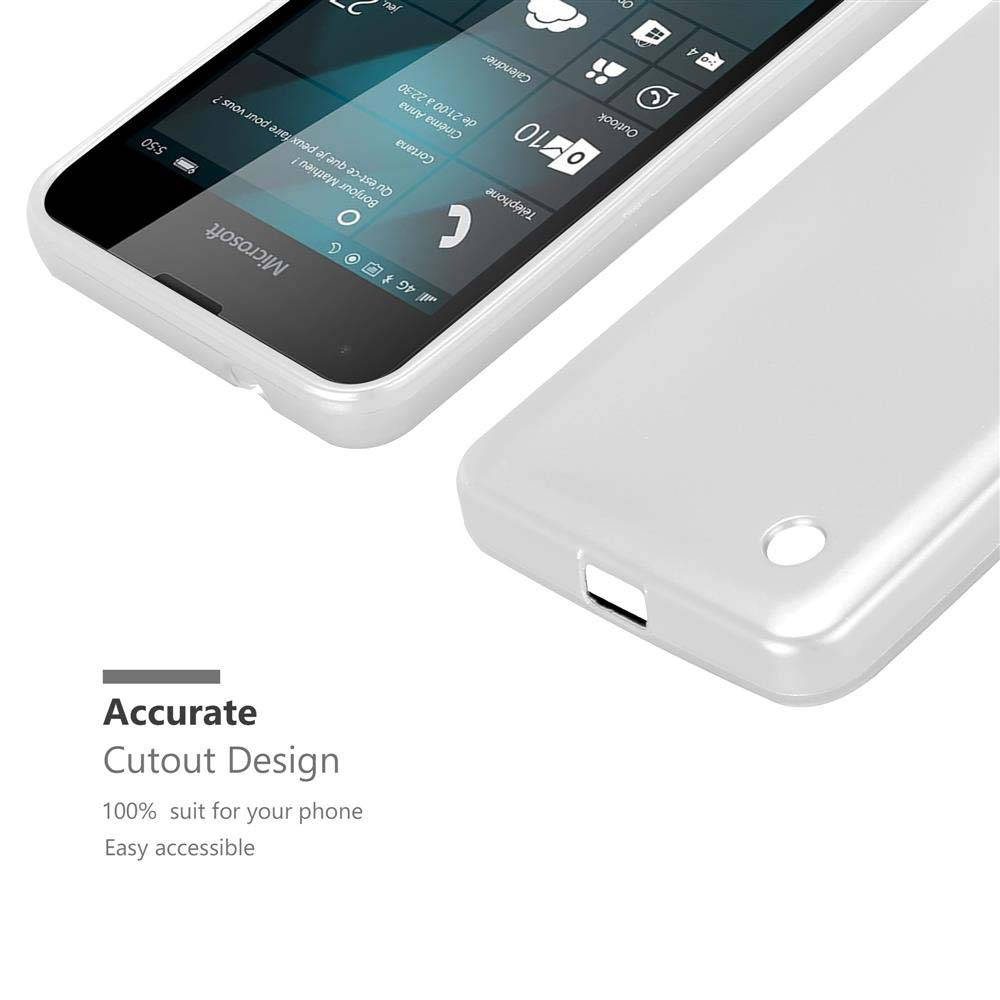 Teléfono con una funda blanca. El teléfono está sobre la mesa. Parte frontal del teléfono. Fondo blanco.