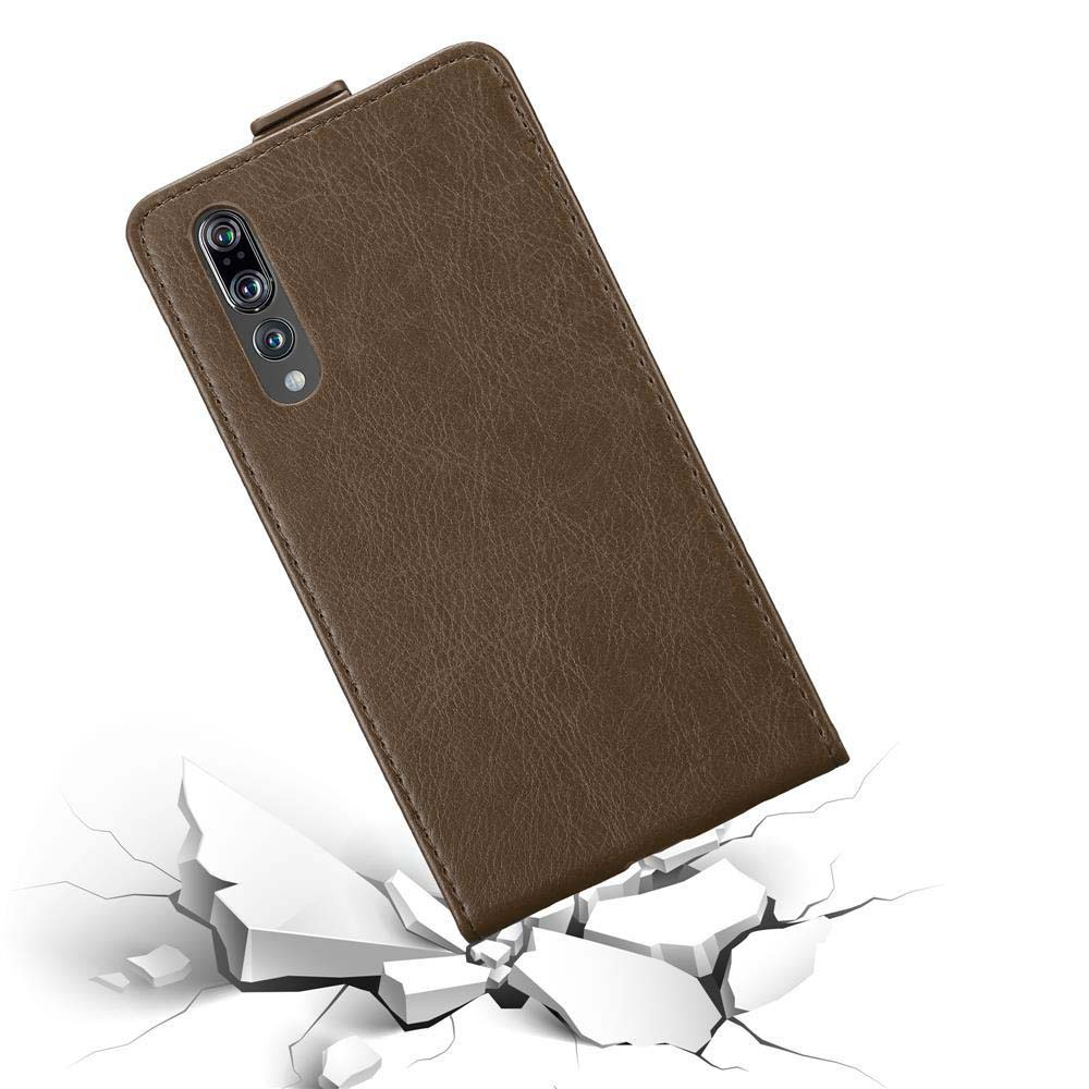 Funda de teléfono de cuero marrón con teléfono, en ángulo y cayendo. Suelo roto debajo.