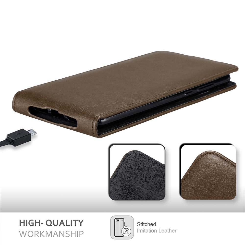 Una funda de teléfono de cuero marrón con un teléfono dentro. Texto: Mano de obra de alta calidad y cuero de imitación cosido.