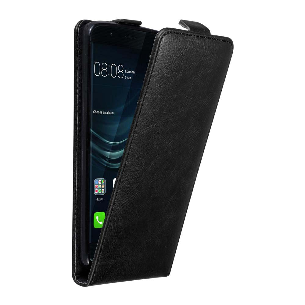 Teléfono negro en funda de cuero negra, abierto para mostrar la pantalla con hora y aplicaciones.