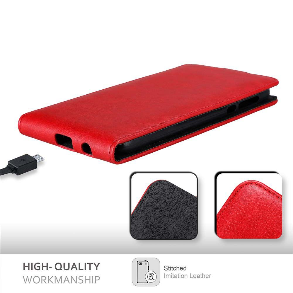 Una custodia per telefono in pelle rossa con una porta di ricarica e una piccola immagine di pelle sintetica cucita.