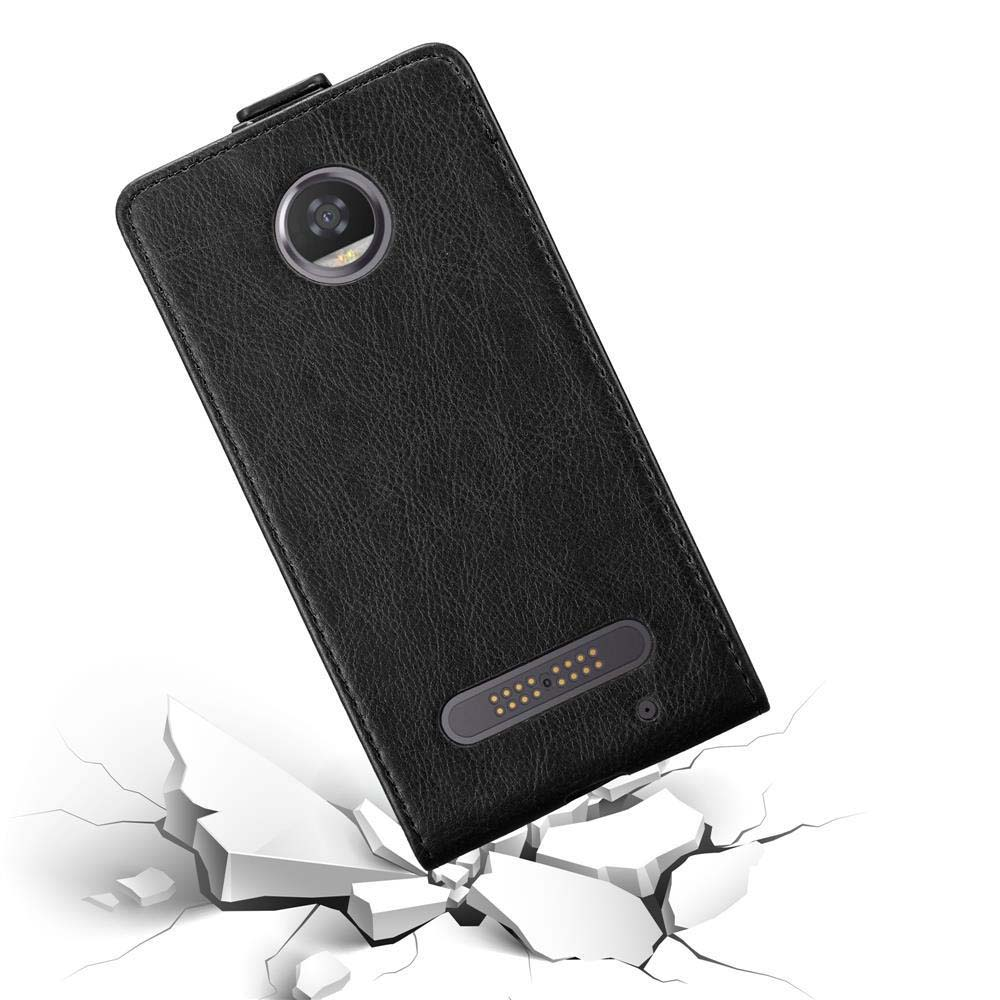 Funda de teléfono negra sobre una superficie agrietada. La funda cubre la parte trasera del teléfono.