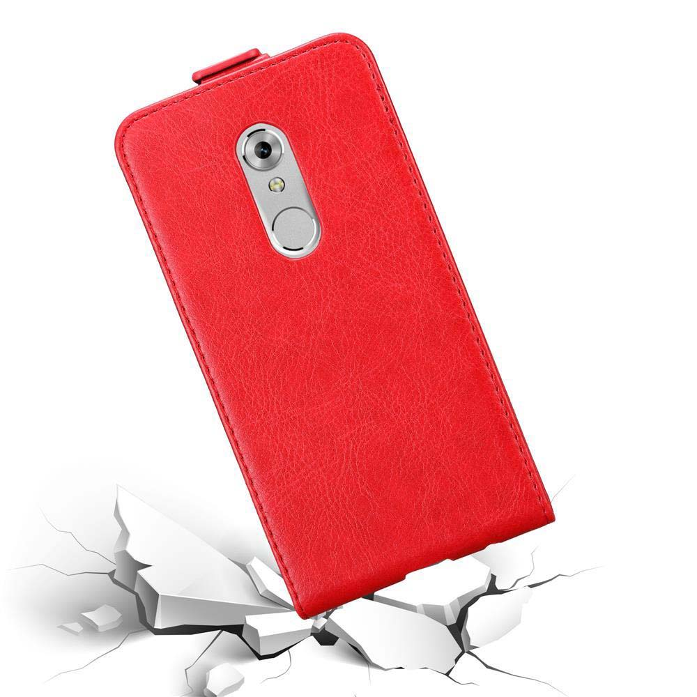 Eine rote Handyhülle mit Lederstruktur ist zu sehen, die scheinbar fallen gelassen wurde und den Boden zerbricht.