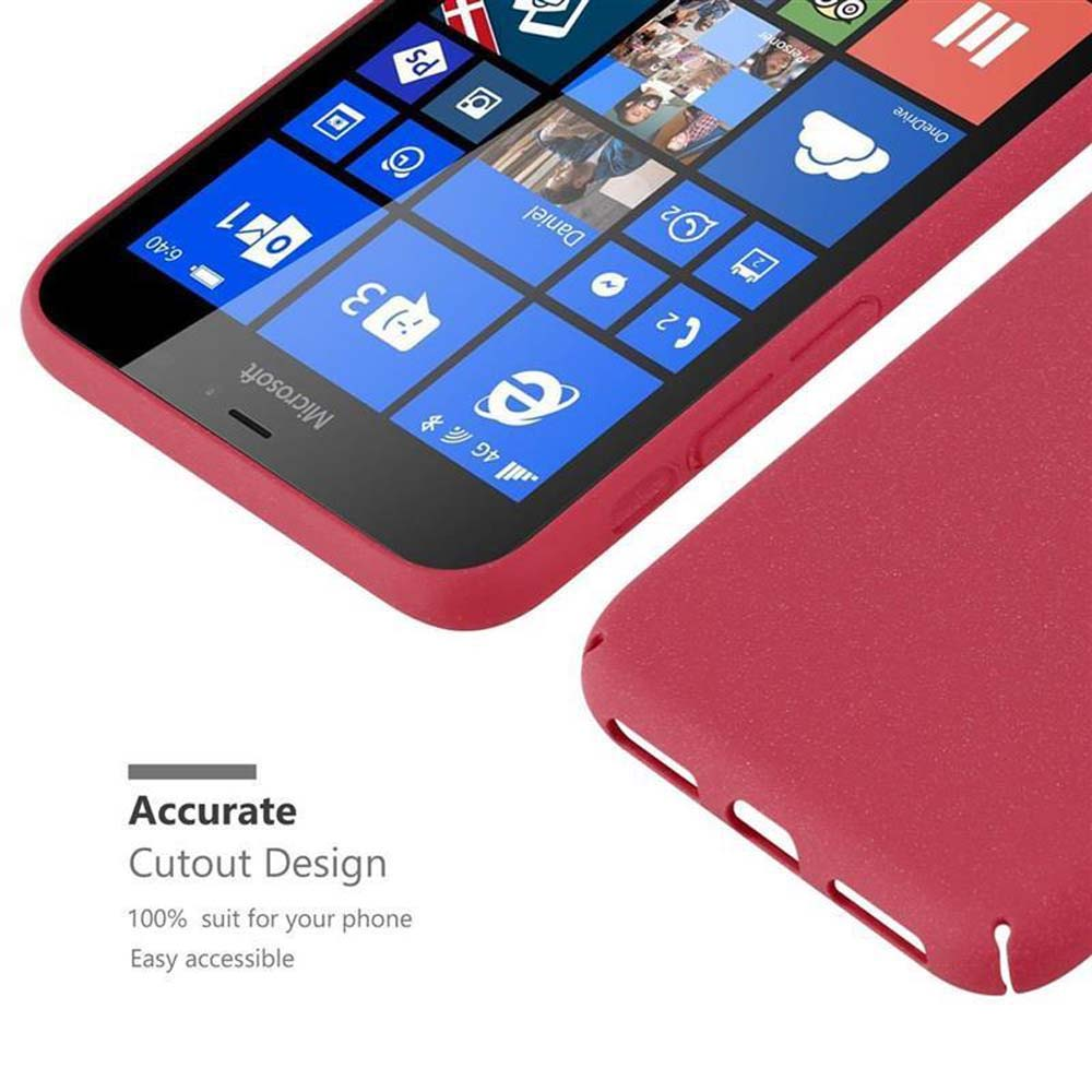 Funda de teléfono roja con teléfono dentro. La pantalla del teléfono muestra una pantalla de aplicación. Texto abajo: Diseño preciso.