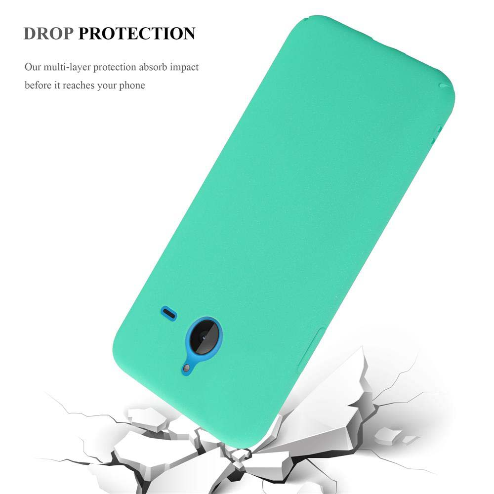 Una funda verde para teléfono que está en ángulo, tiene un teléfono y cae sobre una superficie blanca rota.