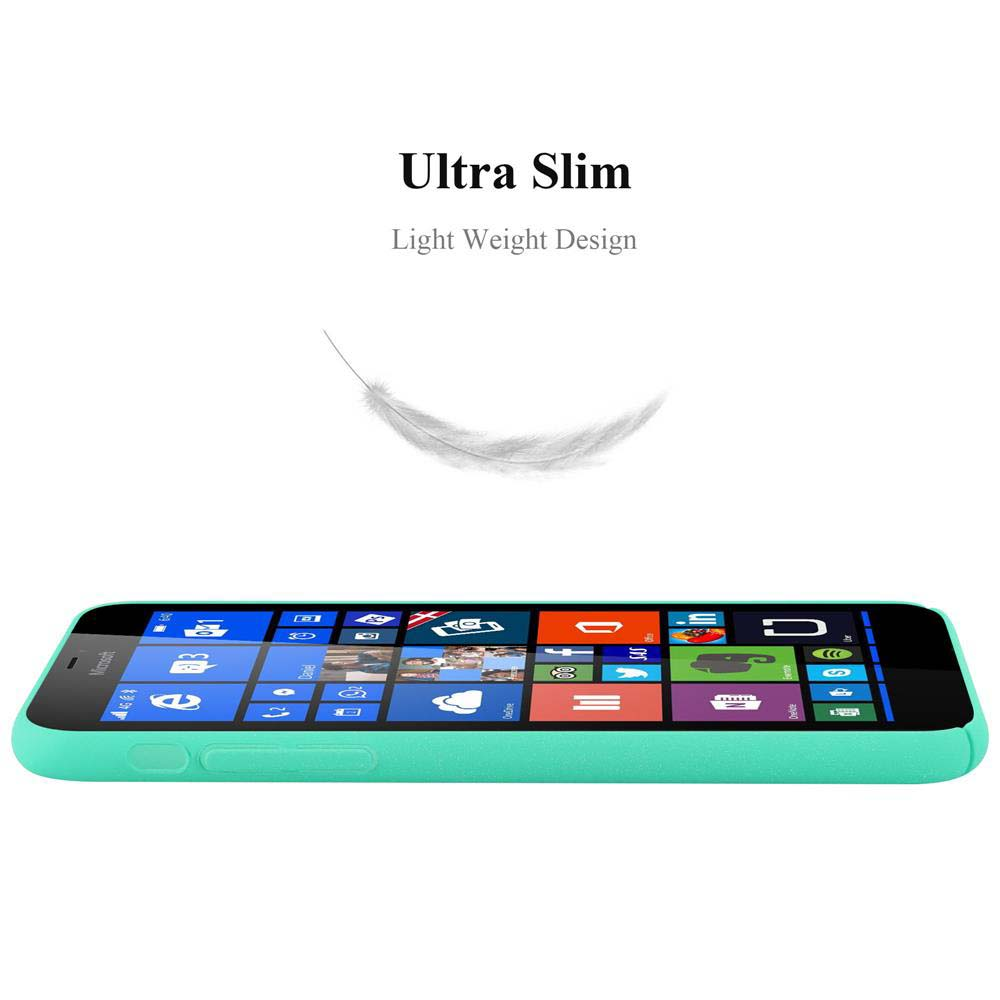 Funda de teléfono verde menta con teléfono. La pantalla del teléfono muestra iconos. Fondo blanco con una pluma.