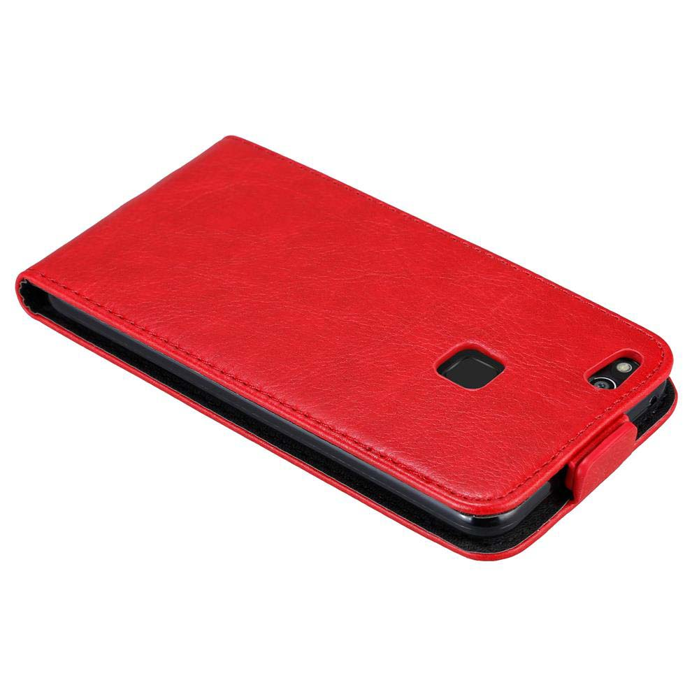 Custodia per telefono in pelle rossa, copre il telefono. Ha un'apertura per la fotocamera e una piccola apertura.