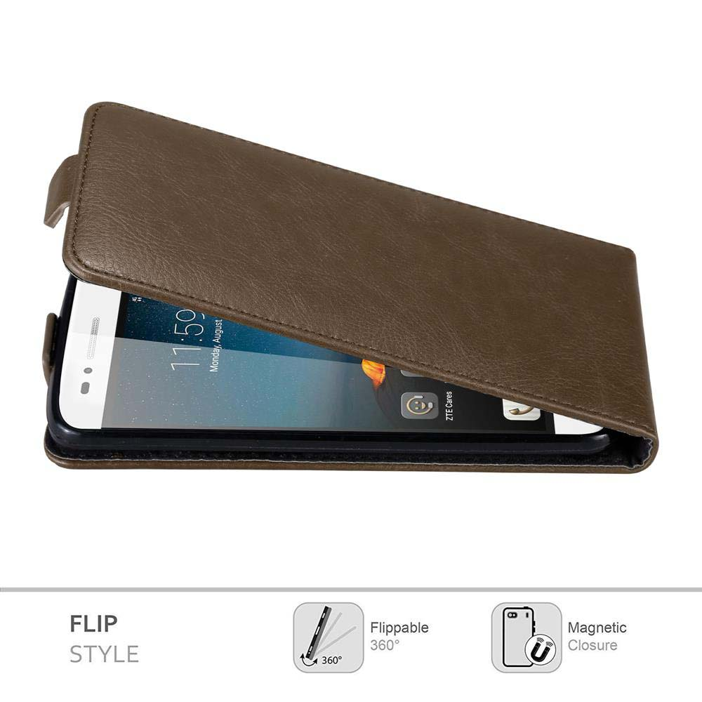 Custodia a libro in pelle marrone, aperta. Un telefono è all'interno. Sotto, icone con testo 'Flip Style' e 'Magnetic Closure'.