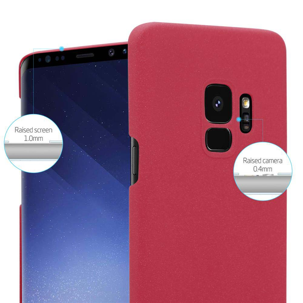Custodia per telefono rossa su un telefono. Il testo mostra lo schermo e la fotocamera rialzati. Il telefono è blu. La custodia è rossa.