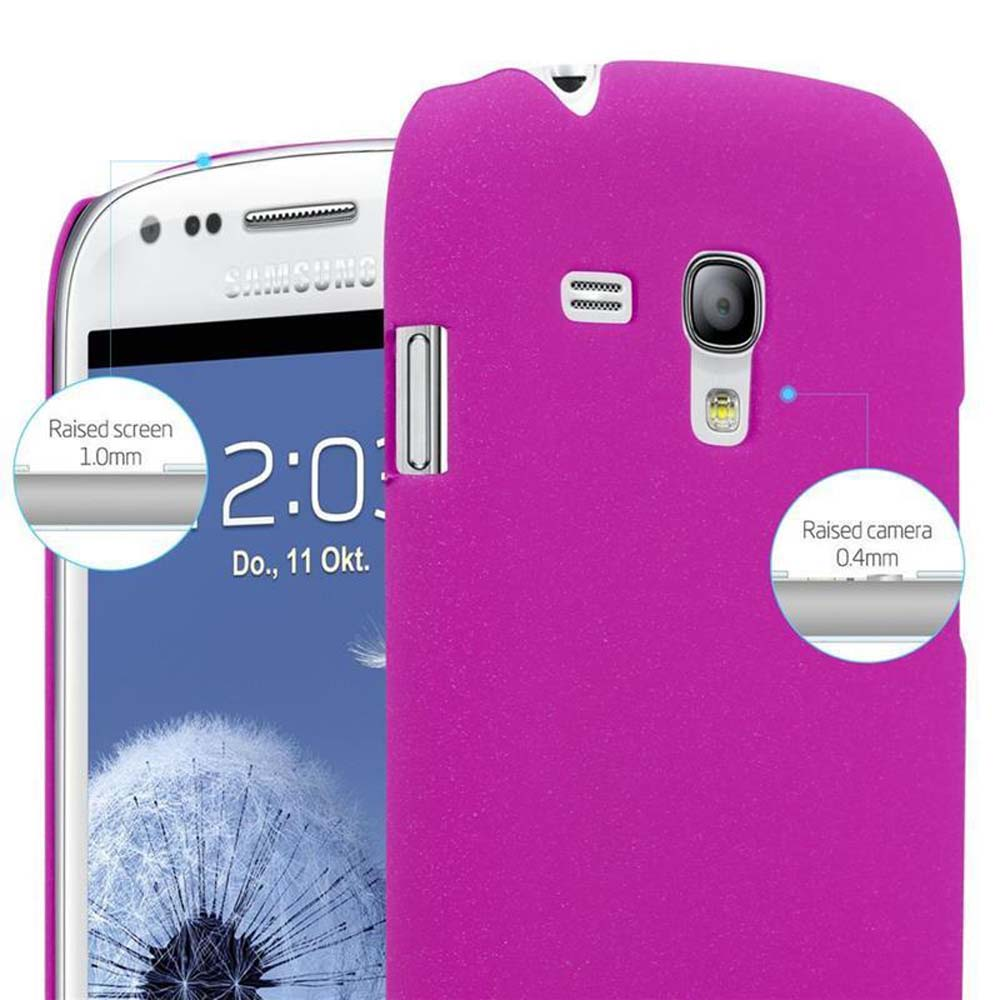 Un telefono accanto a una custodia rosa, con dettagli di schermo e fotocamera in rilievo.