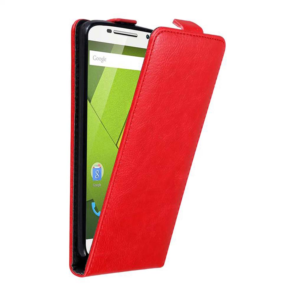 Funda roja de teléfono abierta, mostrando la pantalla del teléfono. Logo de Google visible. Fondo blanco.
