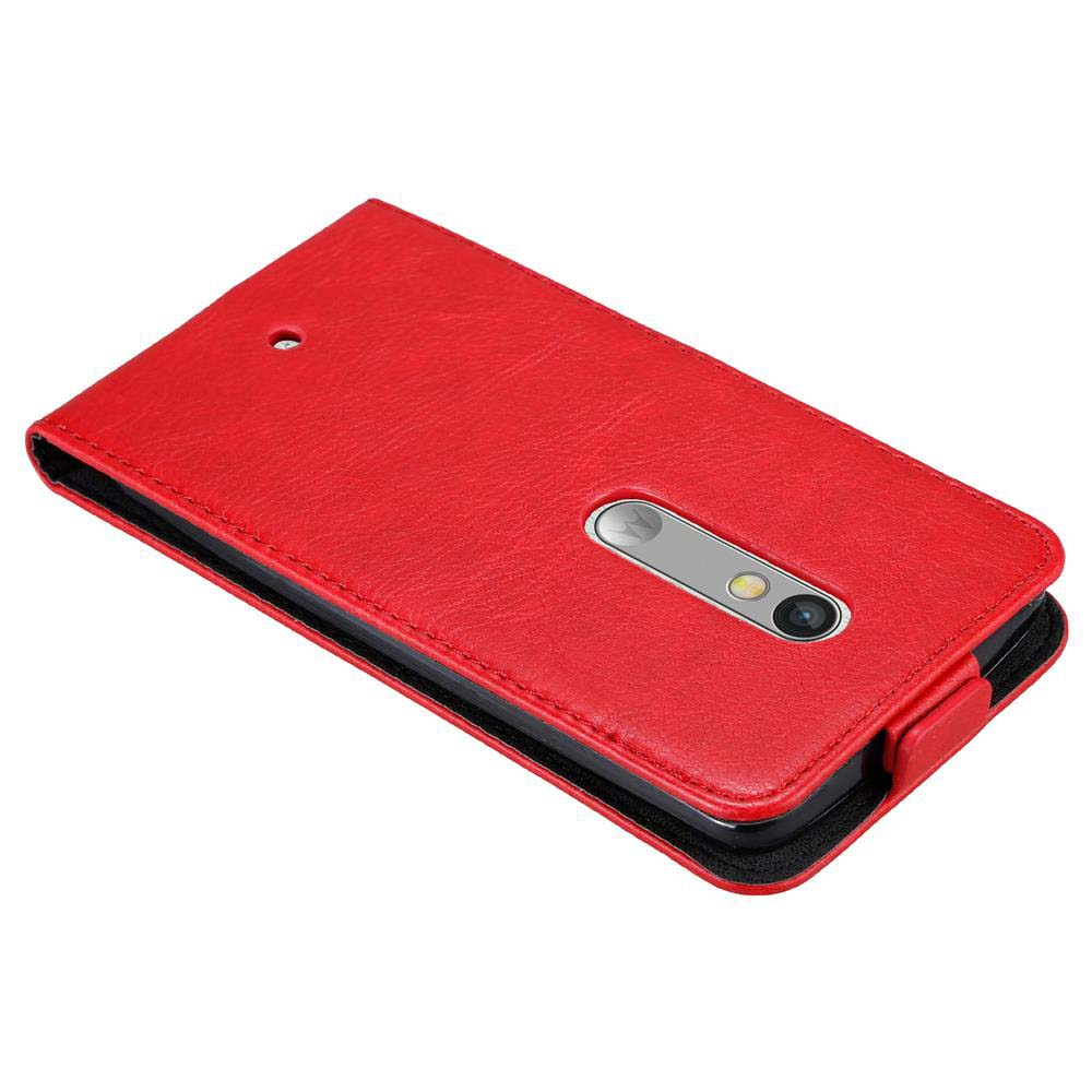 Una funda roja para teléfono de material similar al cuero. El teléfono es visible.