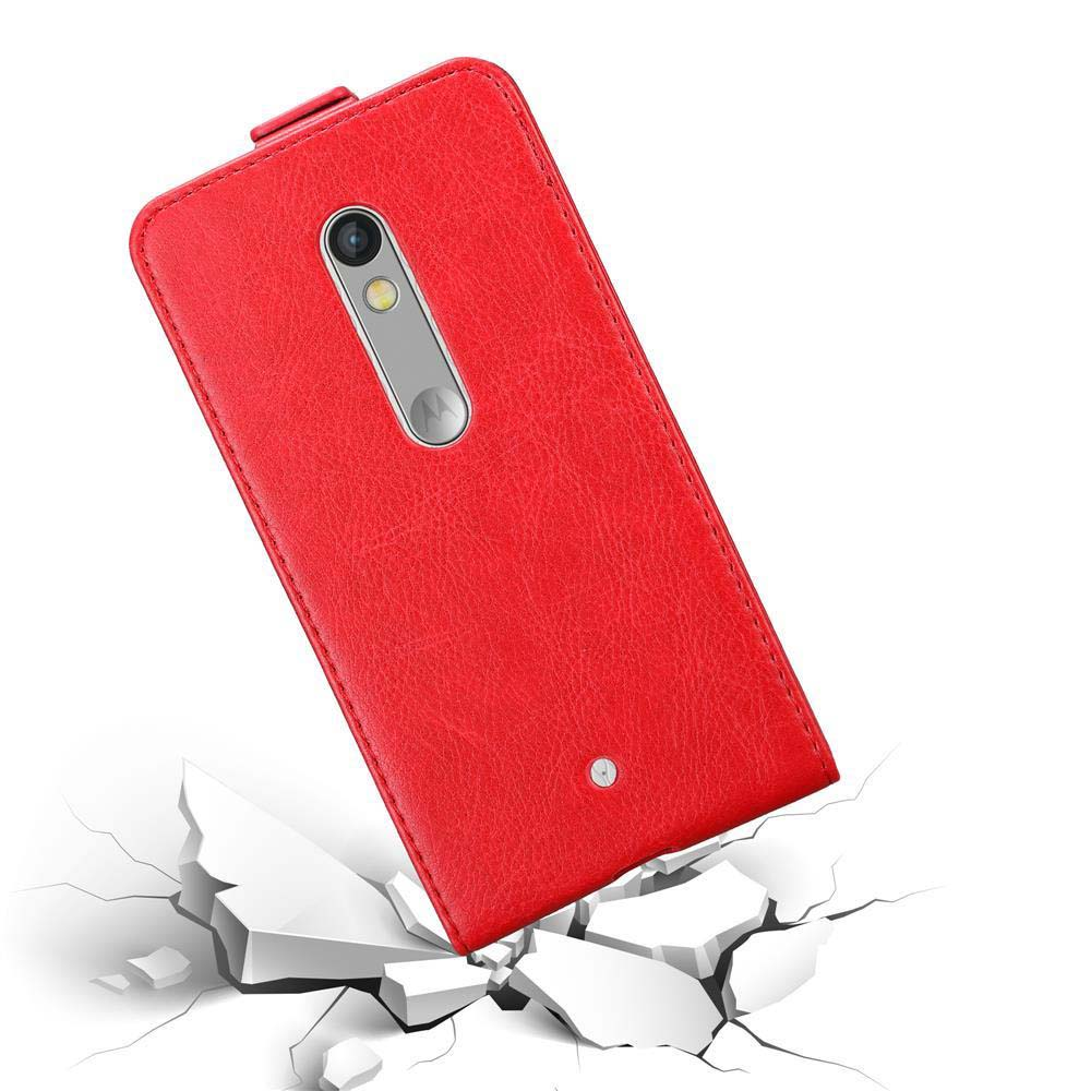 Funda roja en suelo blanco, rompiéndose. Tiene un agujero para cámara y un logo.
