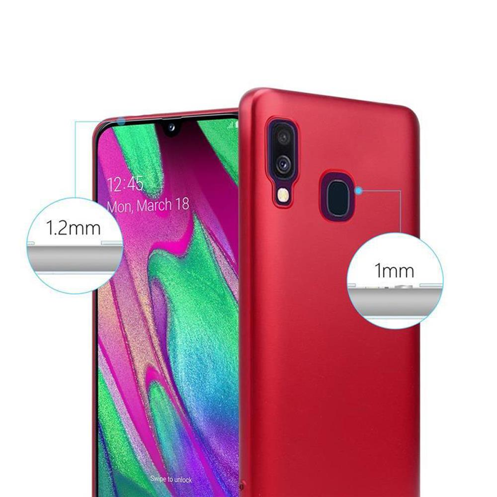 Custodia rossa per telefono, con un telefono all'interno. Primo piano del telefono e della custodia, con misure.