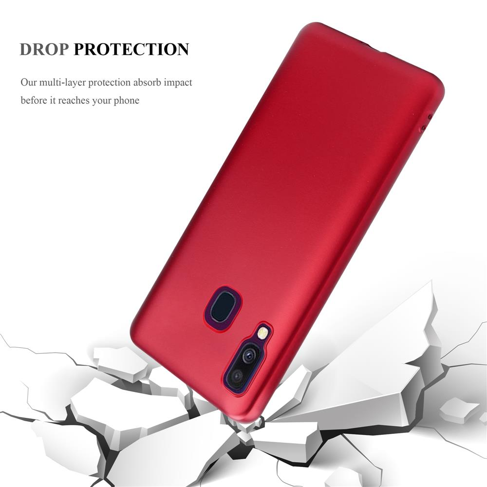 Una custodia per telefono rossa che cade su una superficie incrinata. La custodia ha un ritaglio per fotocamera e flash.