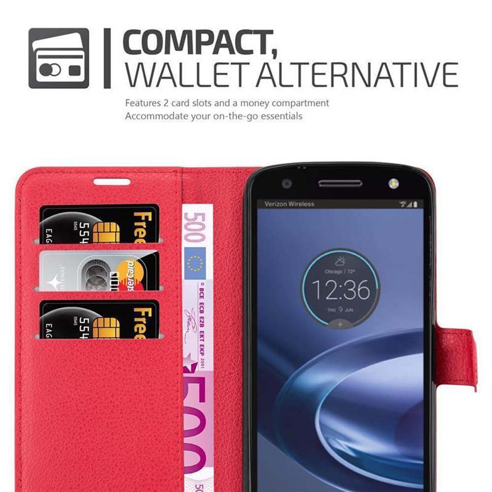 Una custodia per telefono rossa con carte di credito e denaro all'interno. Un telefono è nella custodia con l'ora.